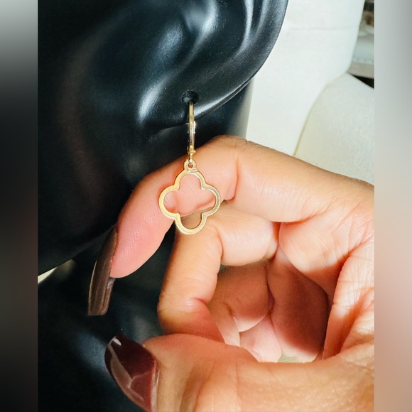 Beautiful Gold Clover Hoop earrings - Picture 2 of 4